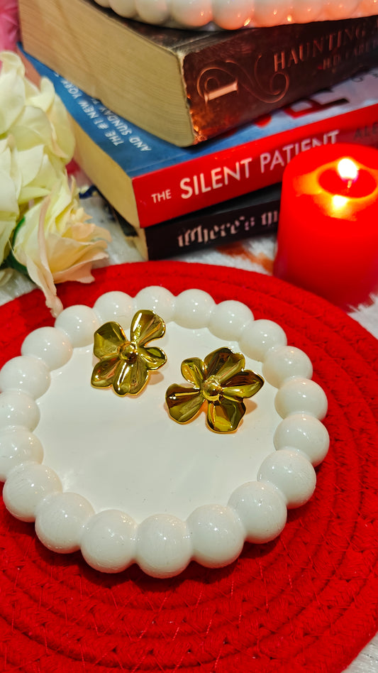 Blooming Gold Flower Stud Earrings – Grace in Every Petal 🌸✨