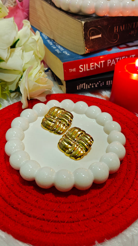 Vintage Woven Gold-Tone Stud Earrings at Dilverse 💫