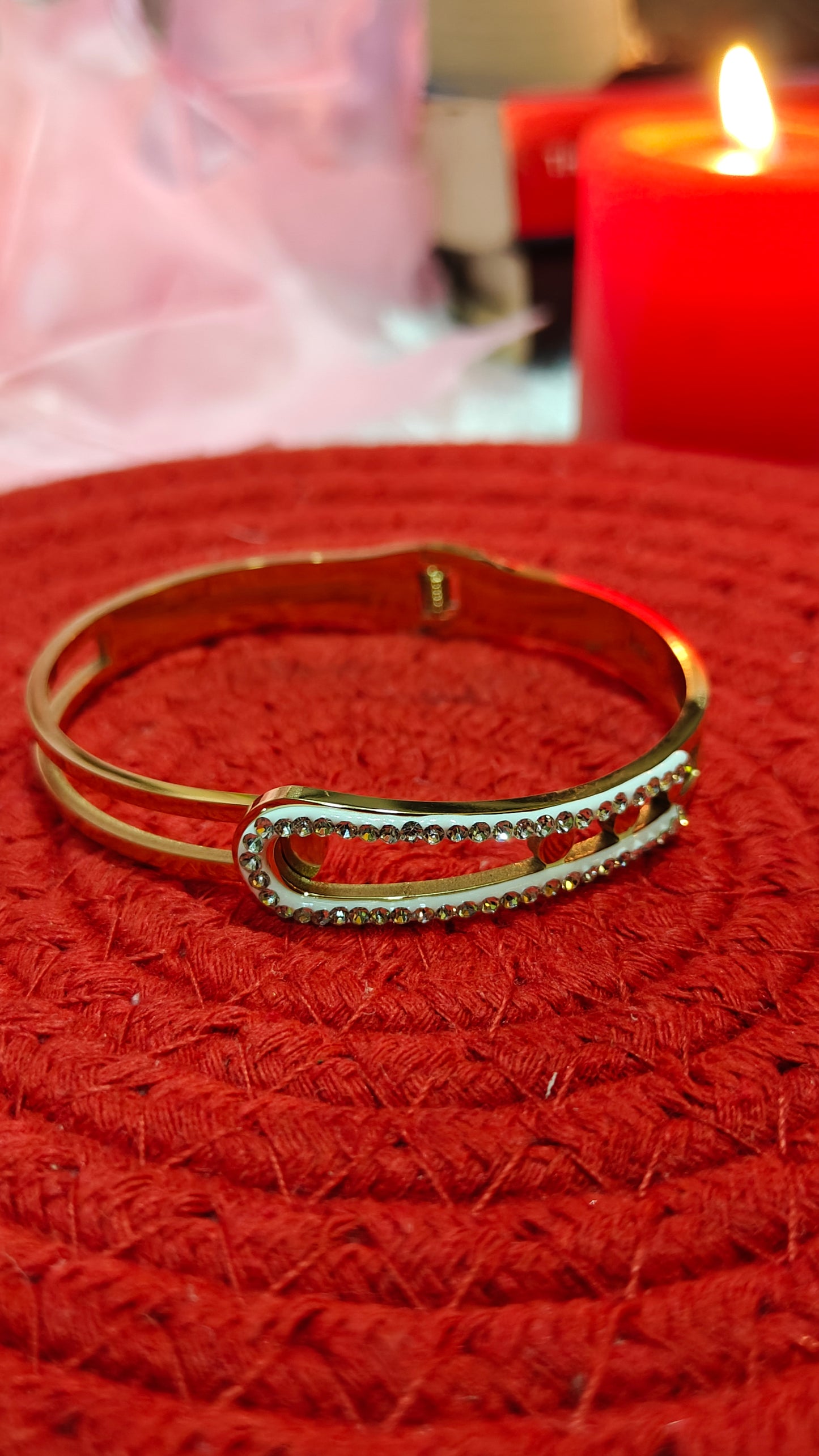 “Golden Radiance: The Bracelet That Illuminates Your Every Moment” ✨ at Dilverse