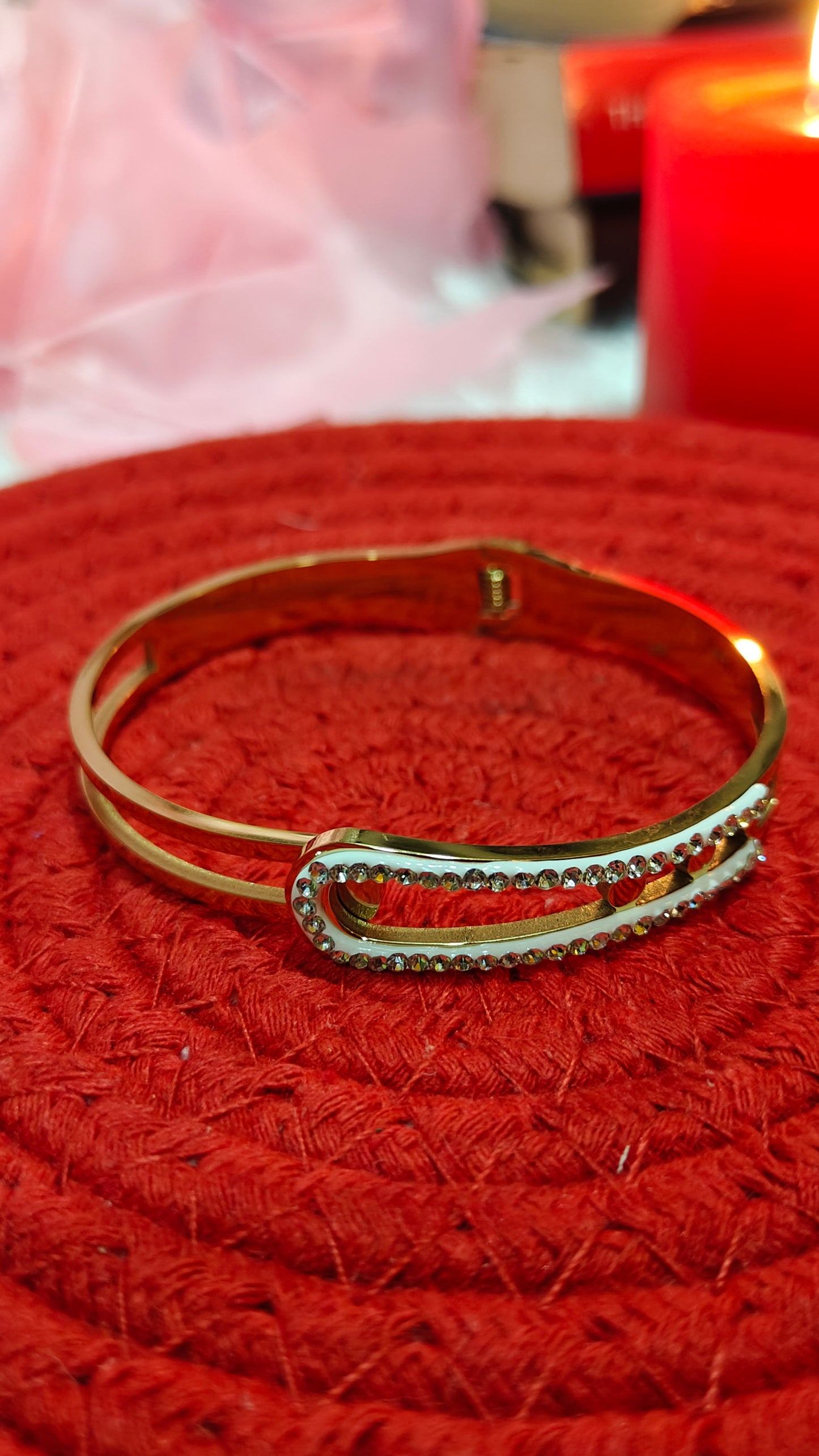 “Golden Radiance: The Bracelet That Illuminates Your Every Moment” ✨ at Dilverse