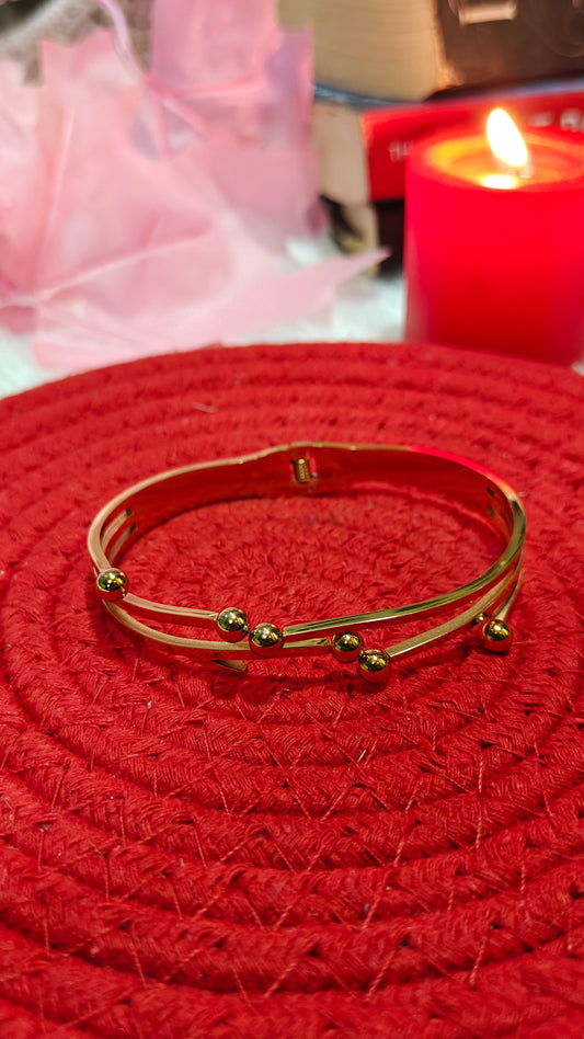 "Golden Elegance: The Bracelet That Captures Light and Grace" ✨ at Dilverse