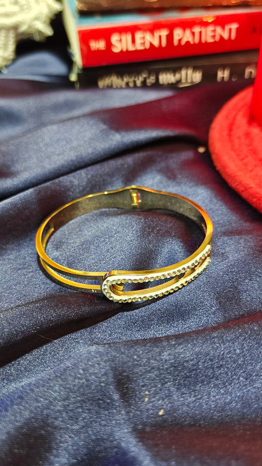 “Golden Radiance: The Bracelet That Illuminates Your Every Moment” ✨ at Dilverse
