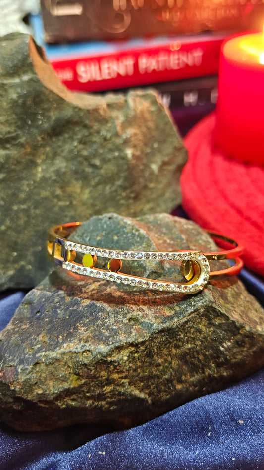 “Golden Radiance: The Bracelet That Illuminates Your Every Moment” ✨ at Dilverse