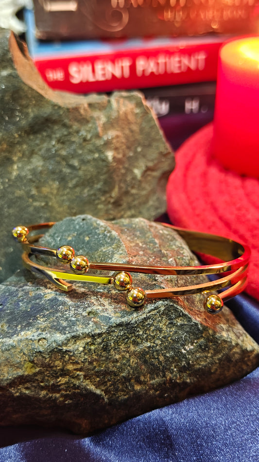 "Golden Elegance: The Bracelet That Captures Light and Grace" ✨ at Dilverse