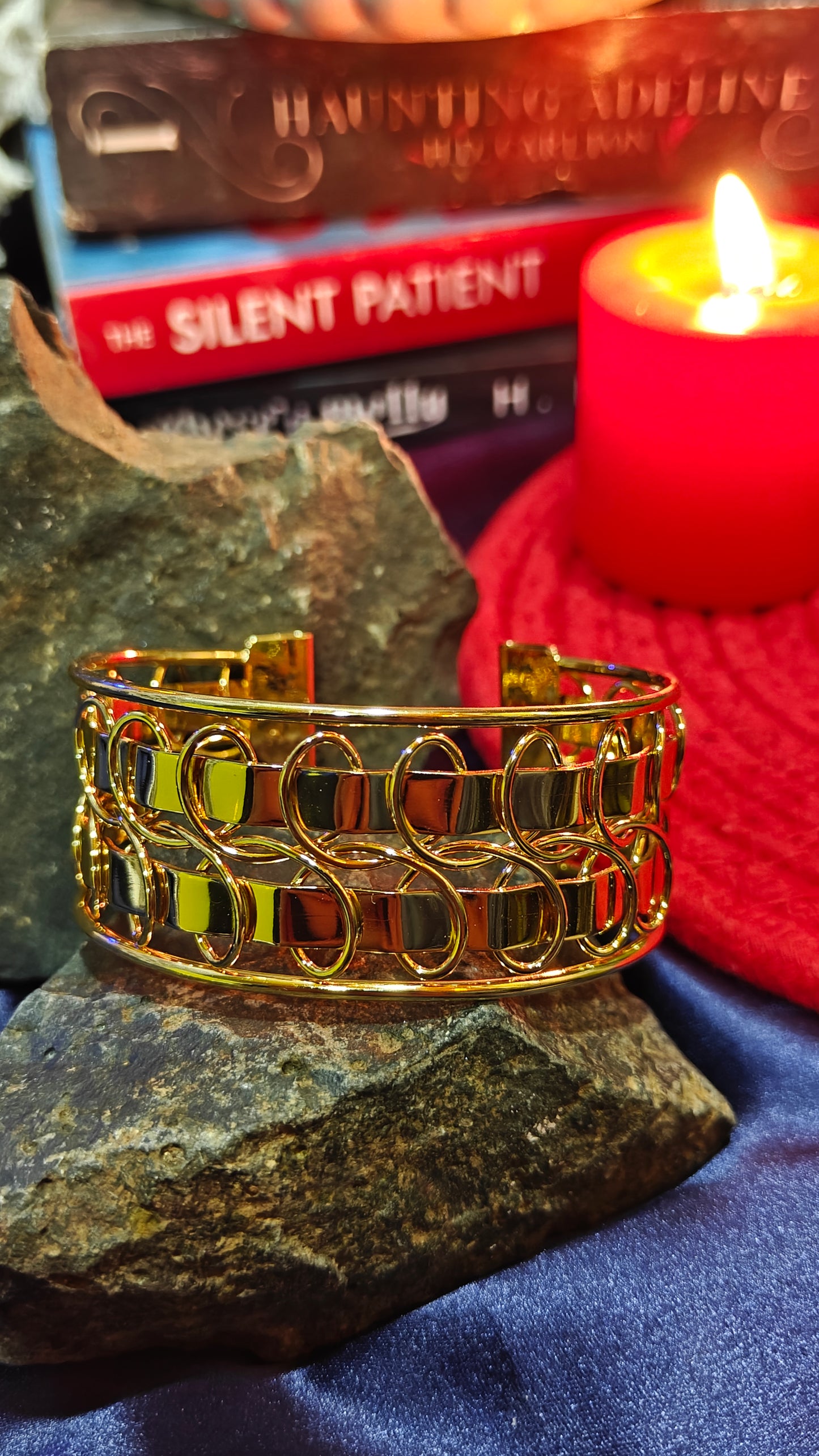 Radiant Circles: Timeless Bracelets, Endless Elegance at Dilverse