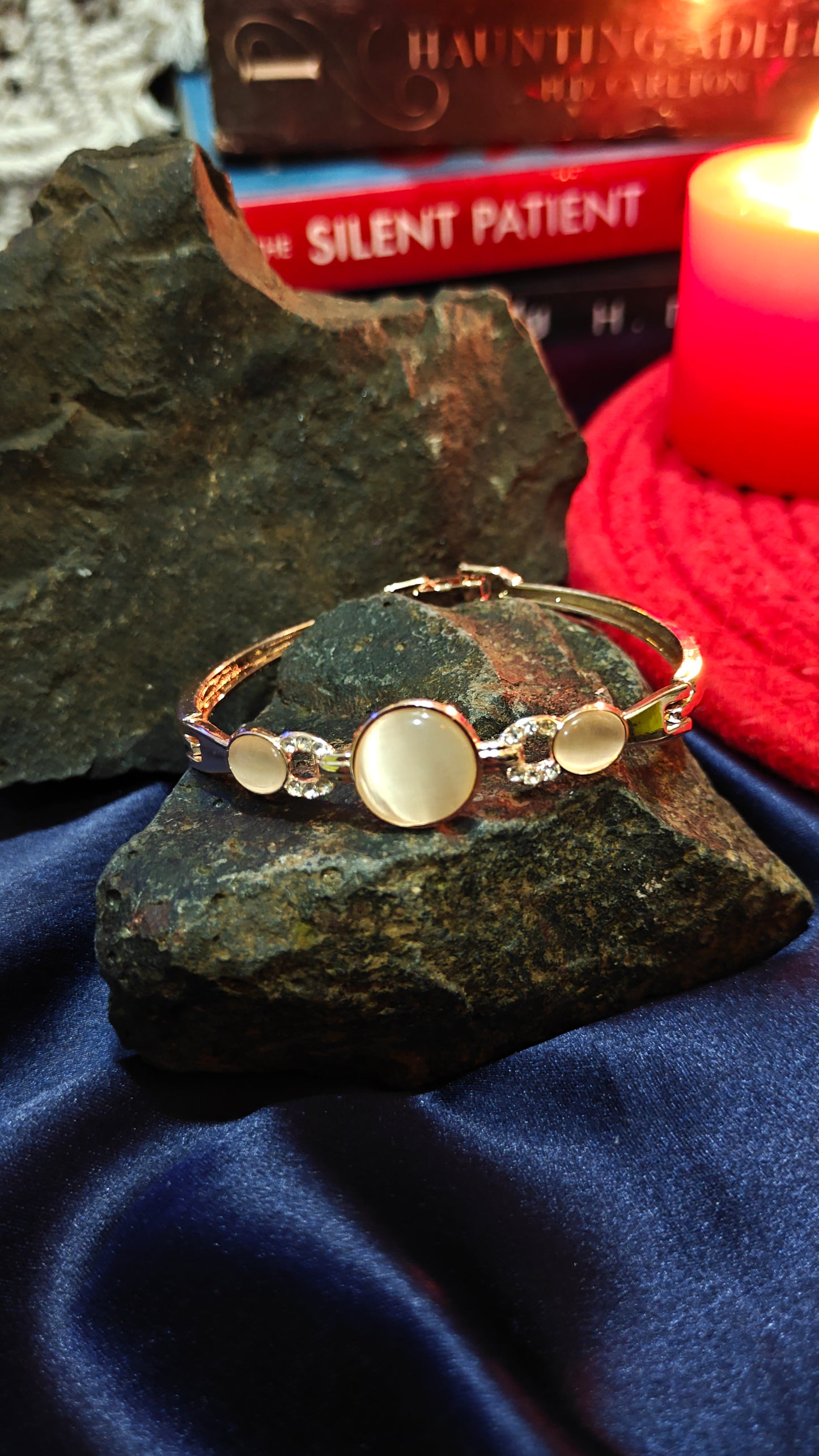 Embraced by Gold: The Symbol of Eternal Love at Dilverse