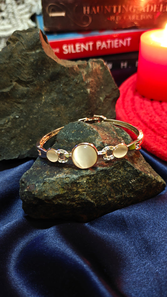 Embraced by Gold: The Symbol of Eternal Love at Dilverse