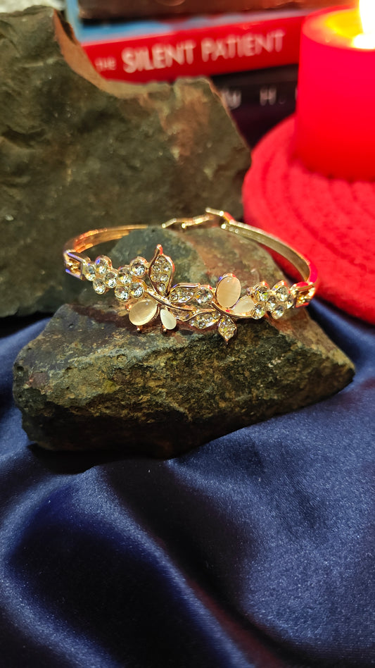 “Hearts in Harmony: The Golden Bracelet of Endless Love” 💛