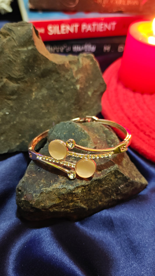 Wrapped in Love: The Golden Heart Bracelet at Dilverse