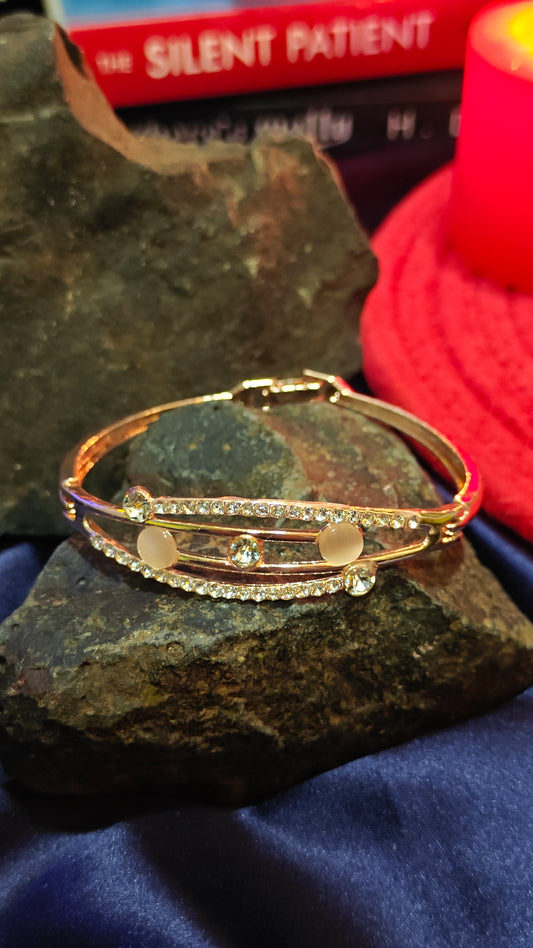 Warm Embrace: The Bracelet That Holds Your Heart at Dilverse