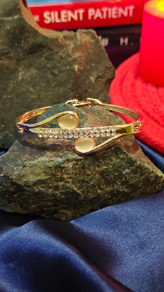 Timeless Hearts: A Bracelet to Cherish Forever at Dilverse