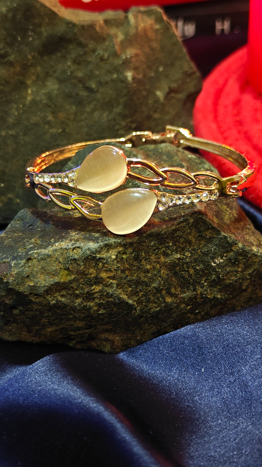 Golden Hearts United: Elegance in Every Link at Dilverse