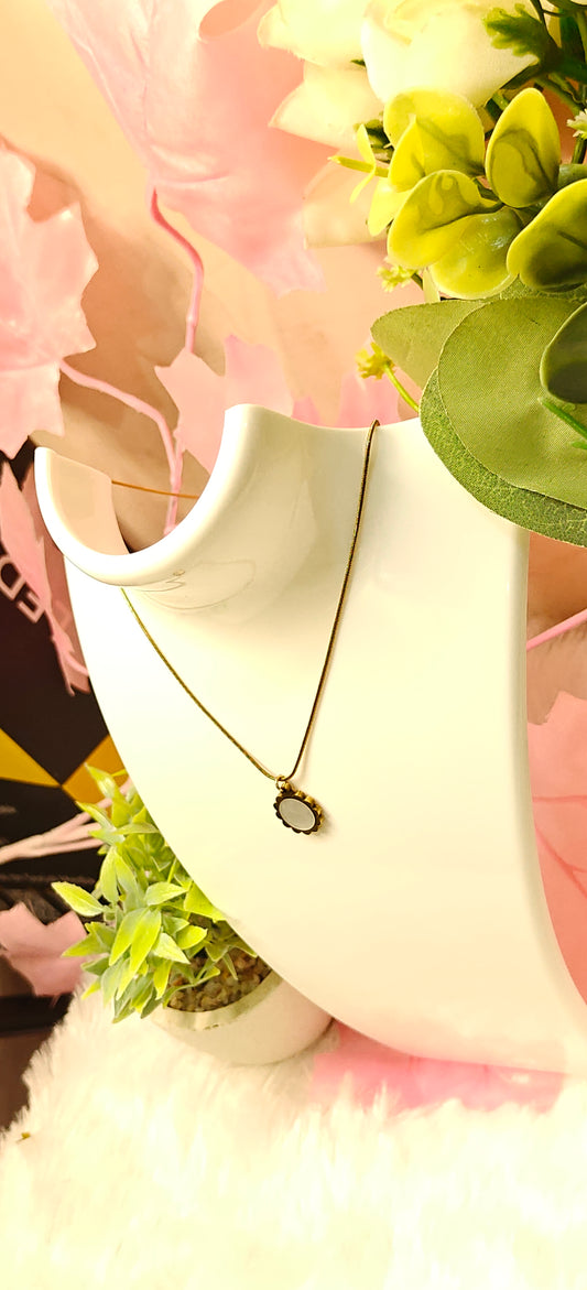 Elegant Vintage Oval Pendant Necklace β Anti-Tarnish Finish by Dilverse