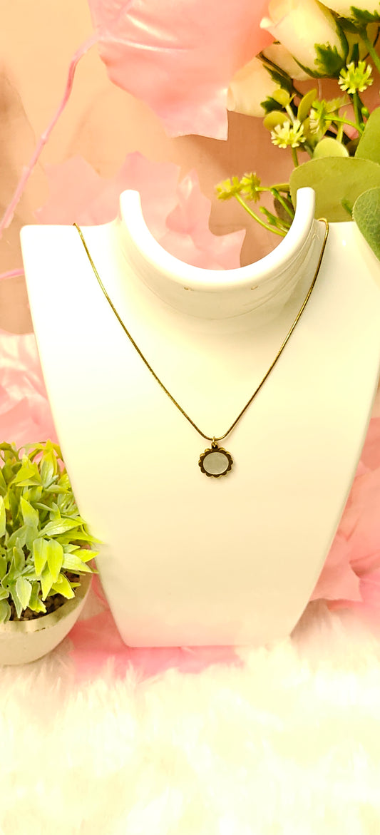 Elegant Vintage Oval Pendant Necklace β Anti-Tarnish Finish by Dilverse