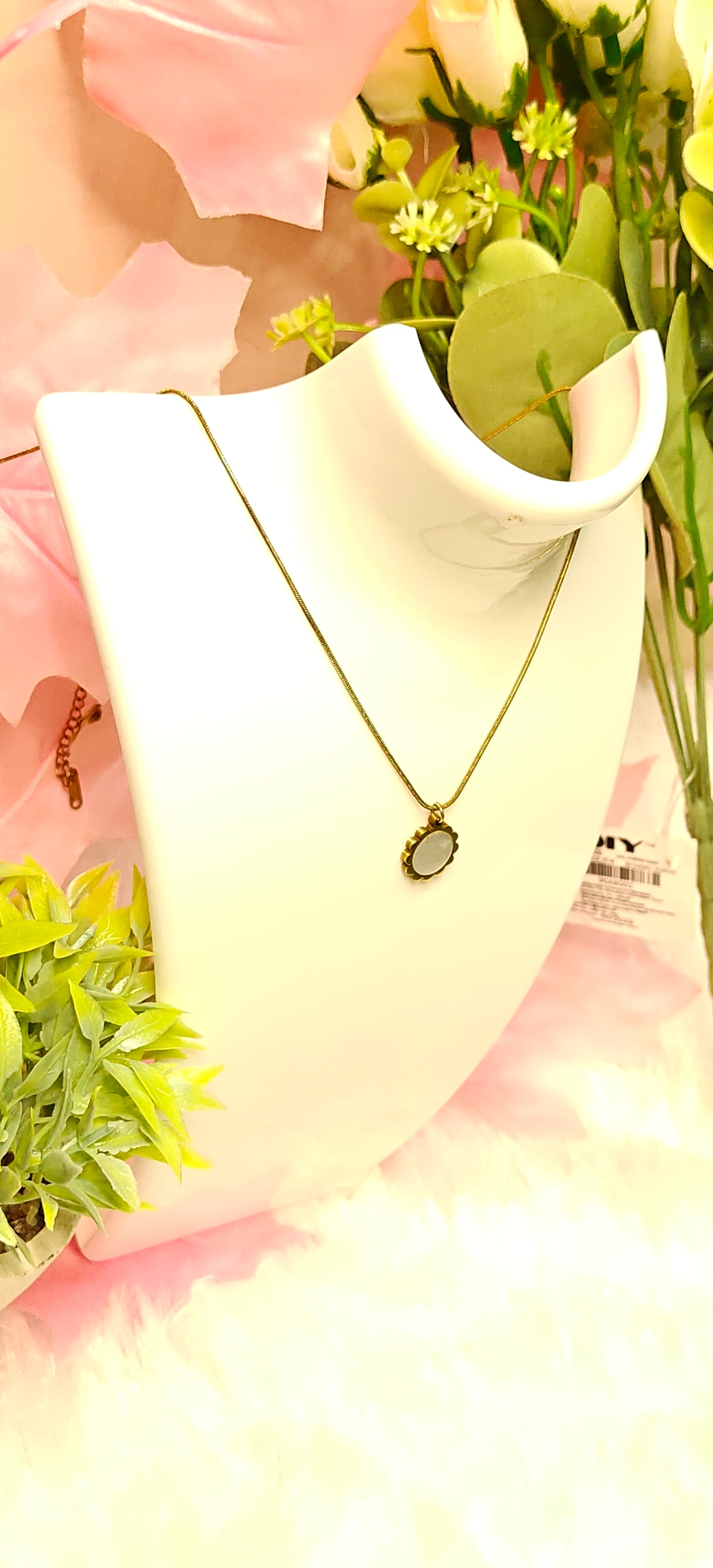 Elegant Vintage Oval Pendant Necklace – Anti-Tarnish Finish by Dilverse