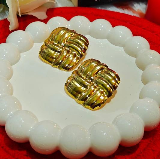 Vintage Woven Gold-Tone Stud Earrings at Dilverse 💫
