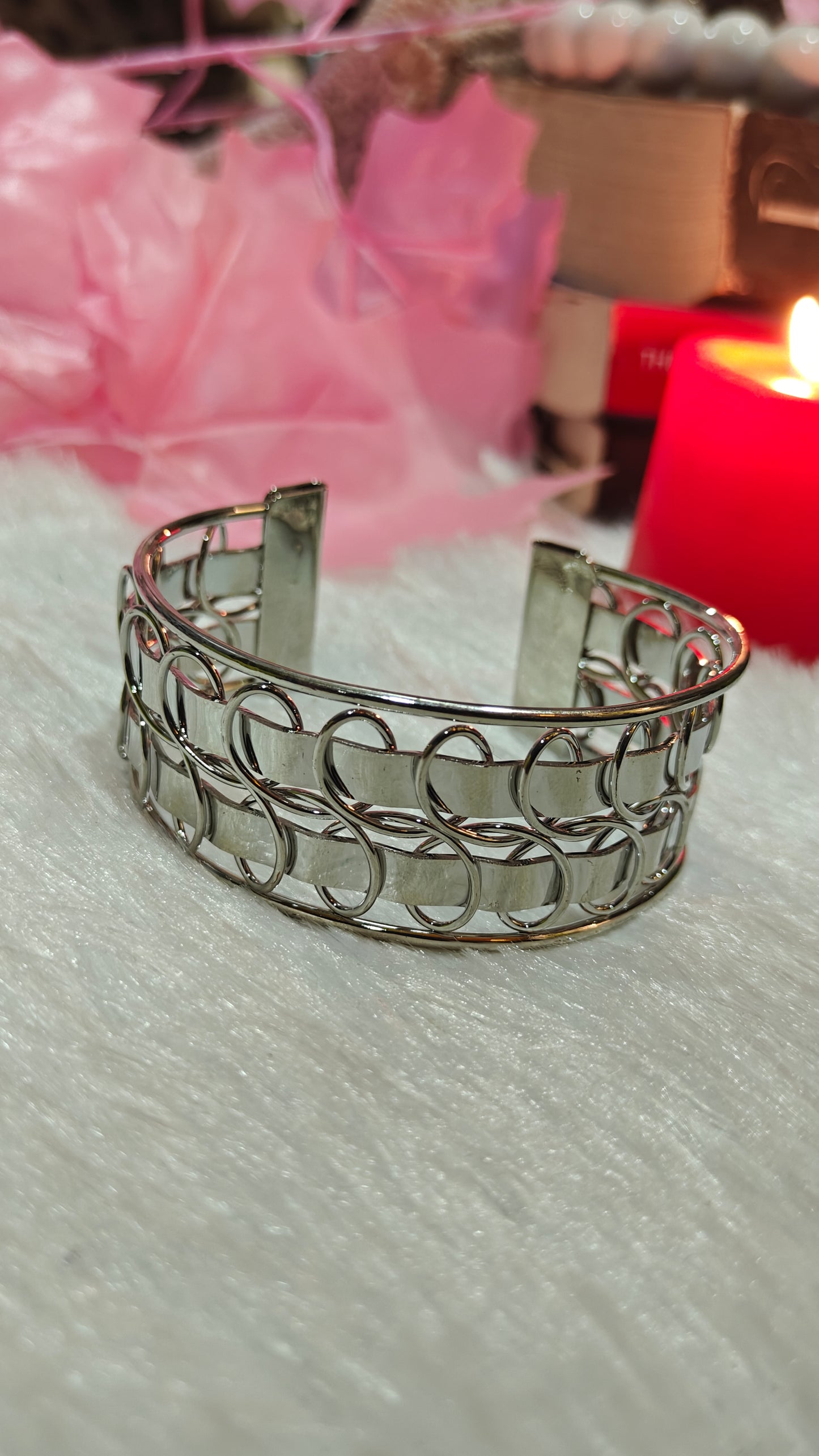 Radiant Circles: Timeless Bracelets, Endless Elegance at Dilverse