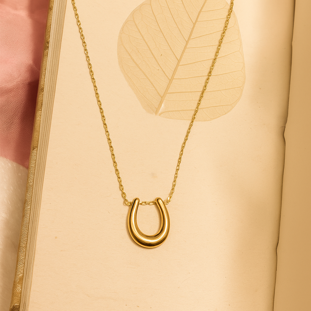 Elegant Gold Horseshoe Pendant Necklace at Dilverse